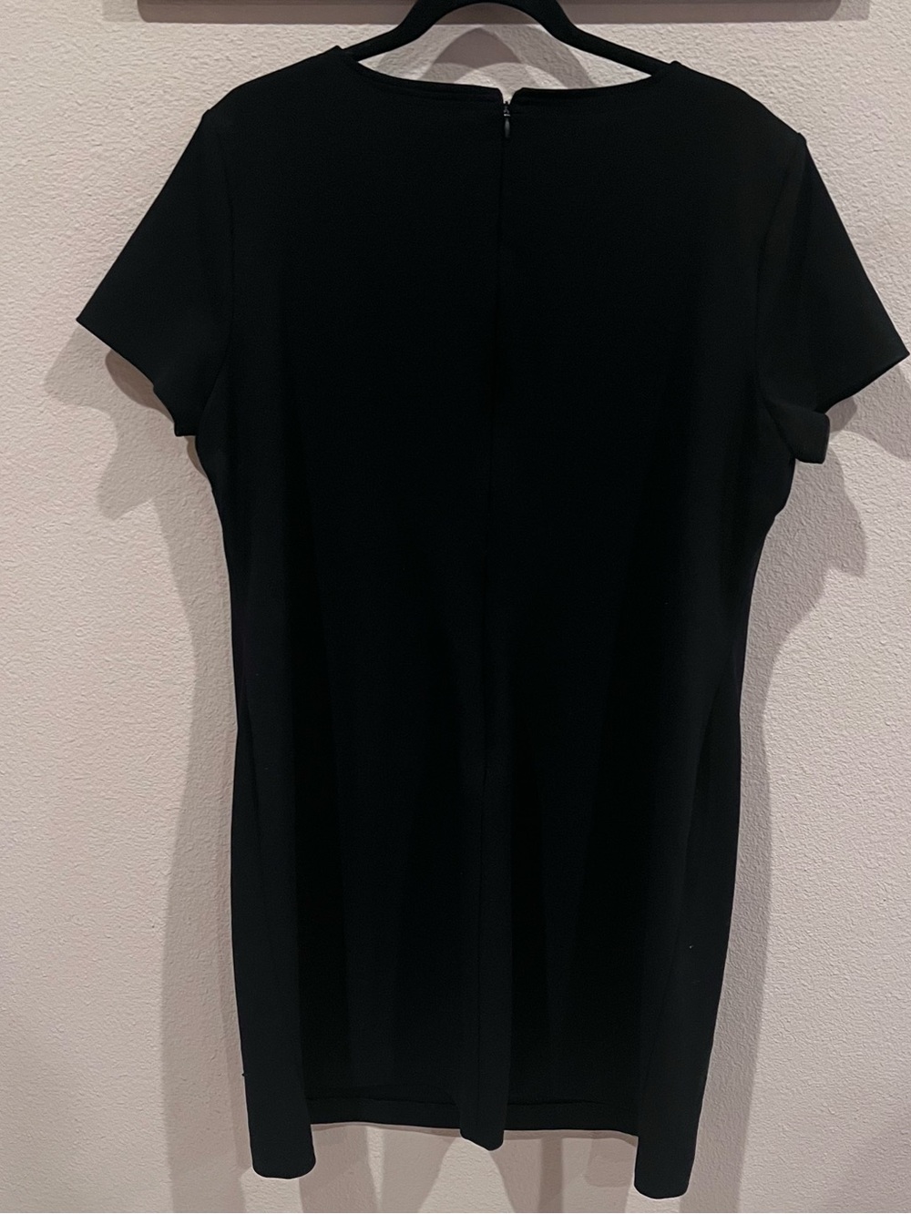 Tommy Hilfiger Black Short-Sleeve Shift Dress with Metal Ring Detail - Picture 3 of 3